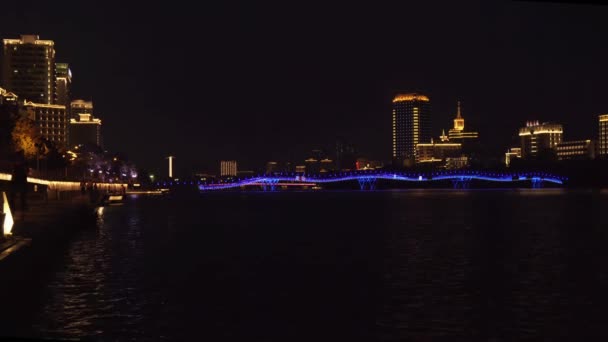 Iluminação noturna da nova ponte pedonal Arco-íris através do Rio Sanya time lapse imagens de vídeo — Vídeo de Stock