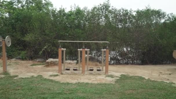 Gimnasio exterior. Colorido equipo de fitness al aire libre. Equipo de ejercicio en imágenes de parque público video — Vídeo de stock