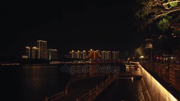 Bela iluminação noturna no aterro do rio Sanya imagens de vídeo — Vídeo de Stock