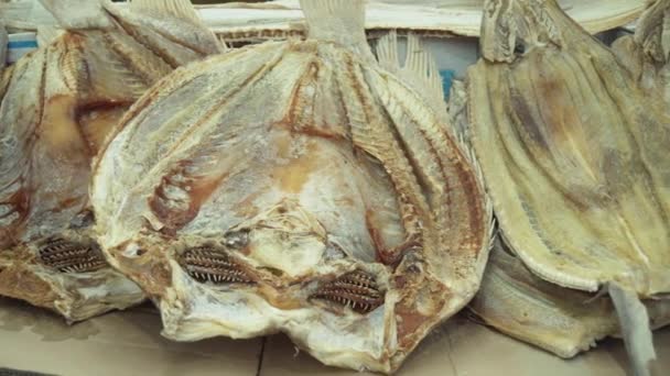 Torkad fisk saltad tilltugg till öl i stormarknad arkivfilmer video — Stockvideo