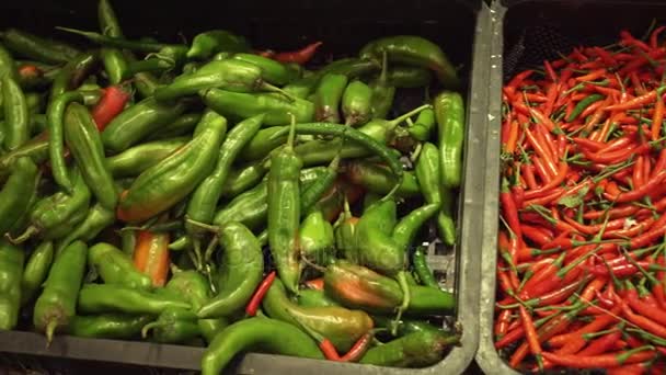 Chili peppar säljs i snabbköp arkivfilmer video — Stockvideo