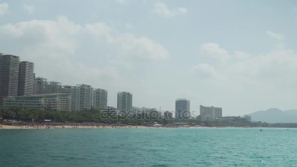 Toeristische baai van Dadonghai op het eiland Hainan op een hete lente dag stock footage video — Stockvideo
