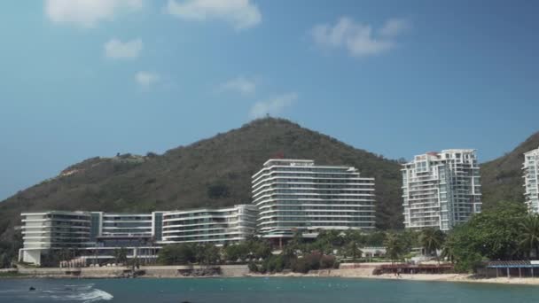 Toeristische baai van Dadonghai op het eiland Hainan op een hete lente dag stock footage video — Stockvideo