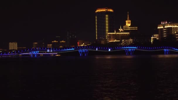 Iluminação noturna da nova ponte pedonal Arco-íris através do Rio Sanya time lapse imagens de vídeo — Vídeo de Stock