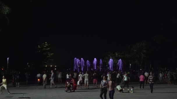 Nattvisning av ljus-musik sång fontäner i Dadonghai Square arkivfilmer video — Stockvideo