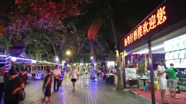 Прогулка по ночному туристическому променаду с ресторанами на пляже Цунхай попала на видео — стоковое видео