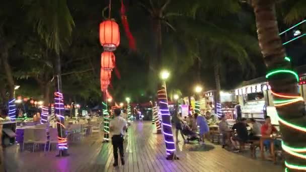 Прогулка по ночному туристическому променаду с ресторанами на пляже Цунхай попала на видео — стоковое видео