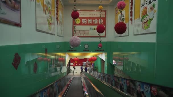Escaliers mécaniques d'un supermarché d'un centre commercial Ananas stock footage video — Video