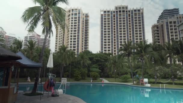 Zwembad in een tropische tuin op site Resort snellereidentificatie Sanya 5 stock footage video — Stockvideo