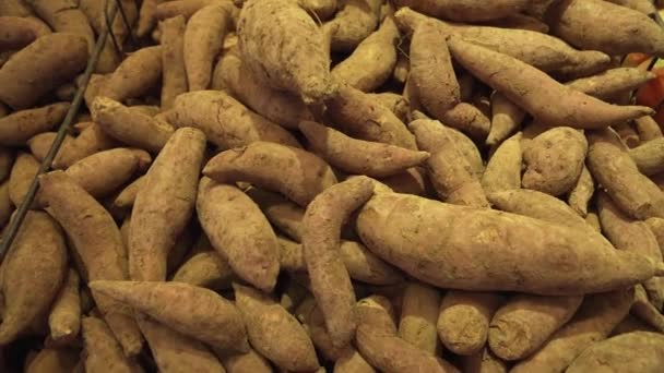 Сладкий картофель продается в супермаркете — стоковое видео