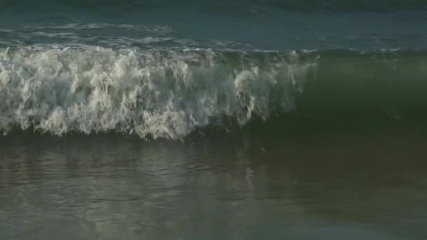 Starka vågor på Sydkinesiska havet på Dadonghai Beach slowmotion arkivfilmer video — Stockvideo