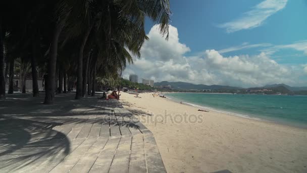 Dadonghai Beach üzerinde turist Hainan Adası zaman atlamalı stok görüntüleri video — Stok video