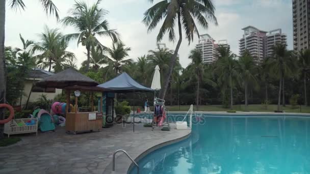 Плавальний басейн у тропічному саду на сайті Інтайм Resort Sanya 5 Відеоматеріал відео — стокове відео