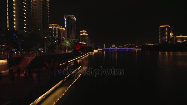 Hermosa iluminación nocturna en el video del terraplén del río Sanya — Vídeo de stock