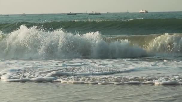 Sterke golven op de Zuid-Chinese Zee op Dadonghai Beach slowmotion stock footage video — Stockvideo
