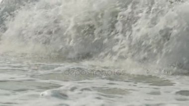 Güçlü Güney Çin Denizi Dadonghai Beach yavaş hareket hisse senedi görüntüleri video dalgalar.
