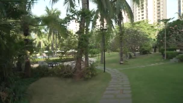 Beautiful tropical garden on site Resort Intime Sanya 5 unfocused time lapse stock footage video — Stock Video