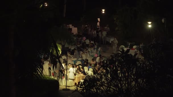Велике свято з кулінарної лікує в тропічному саду на території курорту Інтайм Sanya 5 в ніч Відеоматеріал відео — стокове відео