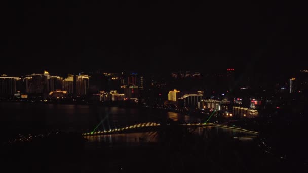 Iluminação noturna da ponte no arquipélago artificial Phoenix Island vista a partir do vídeo de imagens de estoque do Parque Luhuitou — Vídeo de Stock