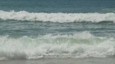 Güçlü Güney Çin Denizi Dadonghai Beach yavaş hareket hisse senedi görüntüleri video dalgalar.