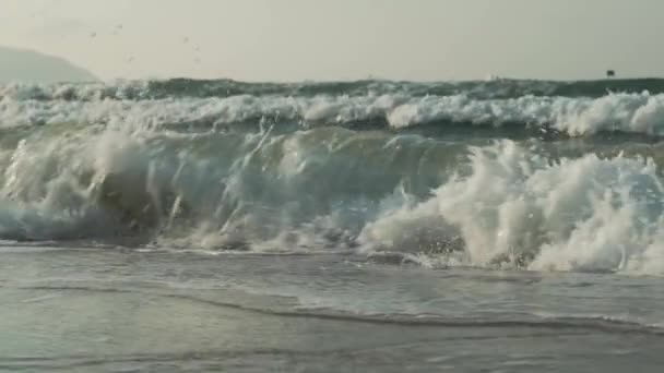 Sterke golven op de Zuid-Chinese Zee op Dadonghai Beach slowmotion stock footage video — Stockvideo