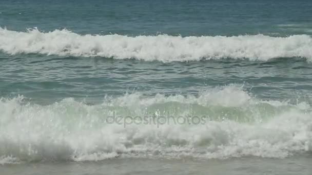 Sterke golven op de Zuid-Chinese Zee op Dadonghai Beach slowmotion stock footage video — Stockvideo