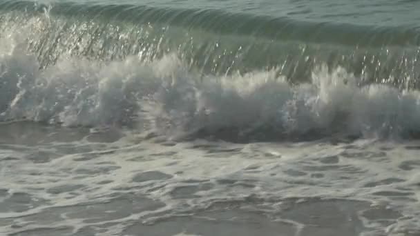 Fuertes olas en el Mar de China Meridional en Dadonghai Beach video de imágenes en cámara lenta — Vídeos de Stock