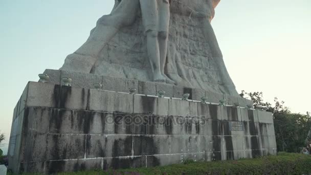 Monument herten draaide zijn hoofd in de Luhuitou Park stock footage video — Stockvideo