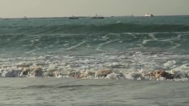 Güçlü Güney Çin Denizi üzerinde Dadonghai Beach stok görüntüleri video dalgalar. — Stok video