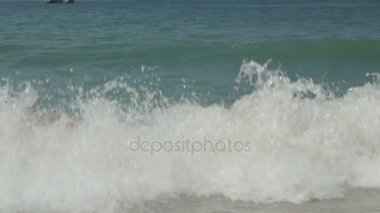 Güçlü Güney Çin Denizi Dadonghai Beach yavaş hareket hisse senedi görüntüleri video dalgalar.