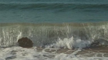 Güçlü Güney Çin Denizi Dadonghai Beach yavaş hareket hisse senedi görüntüleri video dalgalar.