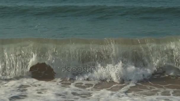 Ondes fortes à la mer de Chine méridionale sur la plage de Dadonghai vidéo de stock de ralenti 