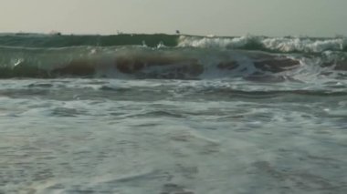 Güçlü Güney Çin Denizi Dadonghai Beach yavaş hareket hisse senedi görüntüleri video dalgalar.
