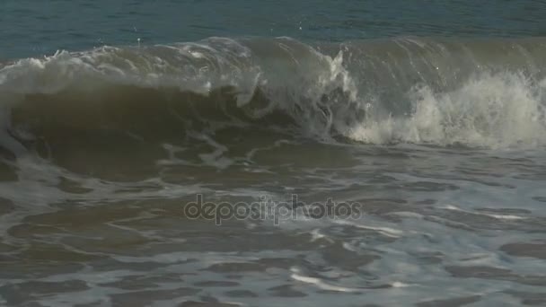 Ondes fortes à la mer de Chine méridionale sur la plage de Dadonghai vidéo de stock de ralenti — Video