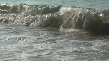 Güçlü Güney Çin Denizi Dadonghai Beach yavaş hareket hisse senedi görüntüleri video dalgalar.