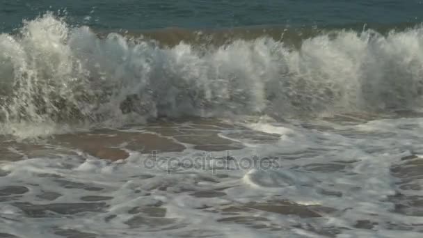 Ισχυρά κύματα στη θάλασσα της Νότιας Κίνας στην Dadonghai παραλία αργής κίνησης στοκ πλάνα βίντεο — Αρχείο Βίντεο