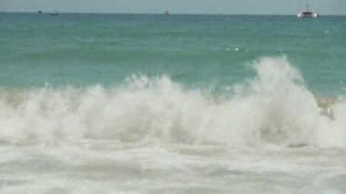 Güçlü Güney Çin Denizi üzerinde Dadonghai Beach stok görüntüleri video dalgalar.
