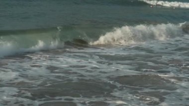 Güçlü Güney Çin Denizi Dadonghai Beach yavaş hareket hisse senedi görüntüleri video dalgalar.