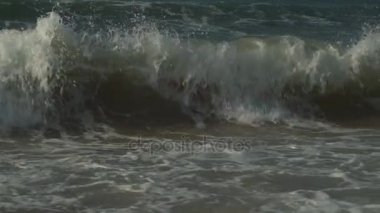 Güçlü Güney Çin Denizi Dadonghai Beach yavaş hareket hisse senedi görüntüleri video dalgalar.