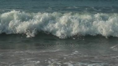 Güçlü Güney Çin Denizi Dadonghai Beach yavaş hareket hisse senedi görüntüleri video dalgalar.