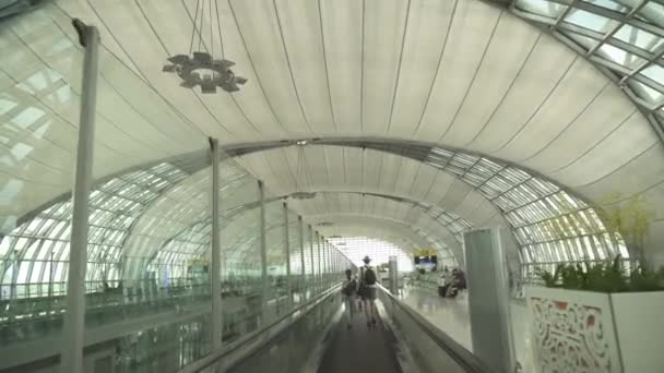 Interno del nuovo aeroporto internazionale di Bangkok Suvarnabhumi stock footage video — Video Stock