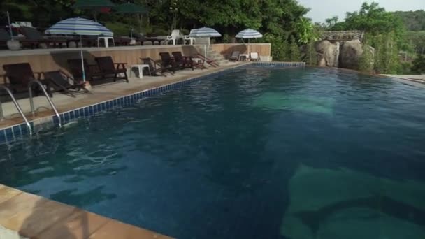 Piscina no topo de uma montanha em Paradise Park Farm Samui imagens de vídeo — Vídeo de Stock