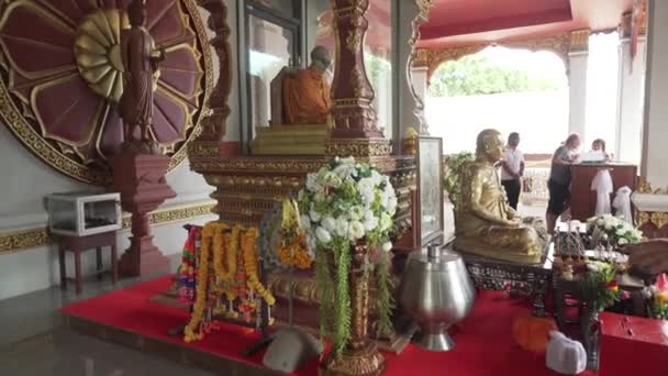 Mumien av en buddistisk munk Luang Pho Daeng i en templet Wat Khunaram på Koh Samui i Thailand arkivfilmer video — Stockvideo