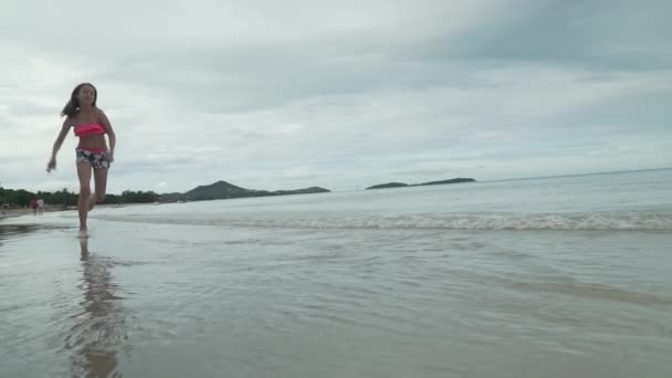 Joyful happy young girl running on water sea spray slow motion stock footage vídeo — Vídeo de Stock