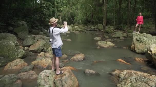 Turista na Na Muang Waterfall na Koh Samui v Thajsku stopáže videa — Stock video