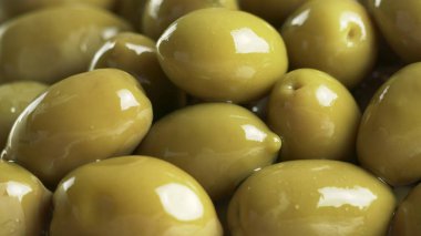 Büyük parlak yeşil zeytin makro arka plan