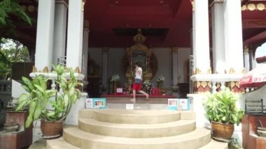 Tapınak Wat Khunaram bir Budist rahip Luang Pho Daeng Koh Samui Tayland stok görüntüleri video içinde mumya ile