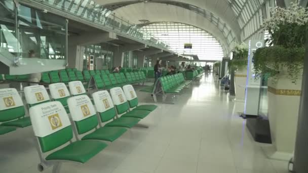 Strefa wyjścia o nowe Bangkok International Airport Suvarnabhumi zapasów materiału wideo — Wideo stockowe