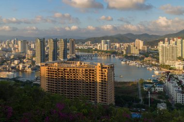 Sanya bir Luhuitou parkta bir tepenin üstünden görünümünü akşam