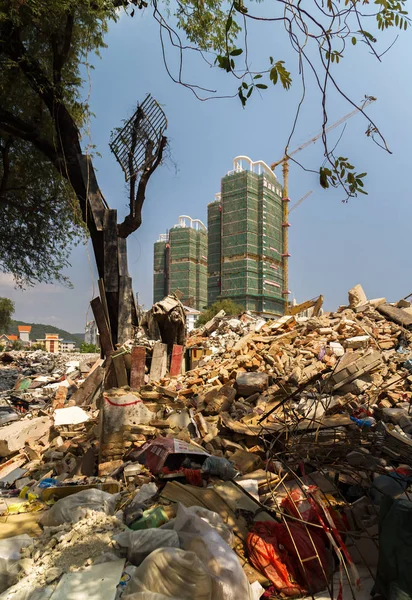 Garbage dump at a construction site in the tourist city of Sanya — Stock Photo, Image